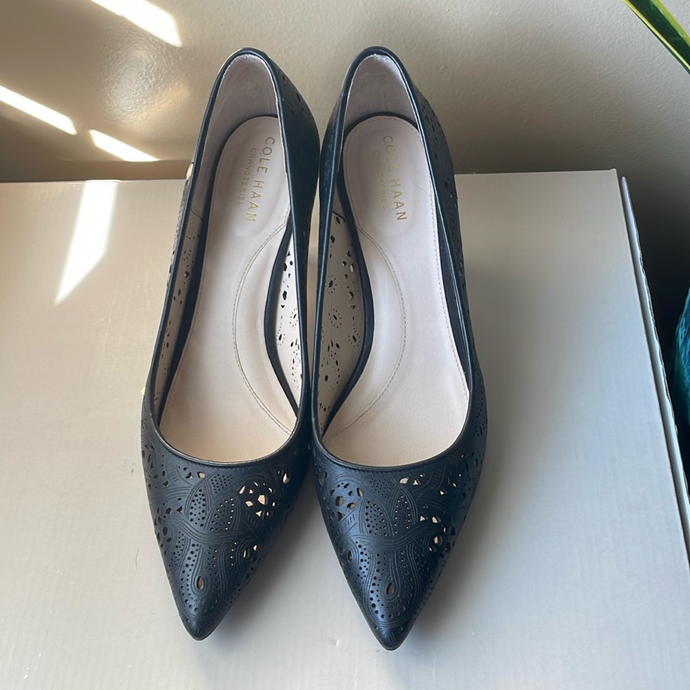 Cole Haan Grandseries black cutout detail pumps heels Size 7 1/2 B